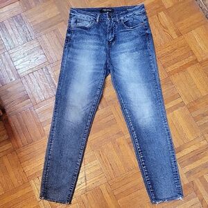 Judy Blue Distressed Relaxed Fit Raw Hem Ankle Jeans Size 26 Like New